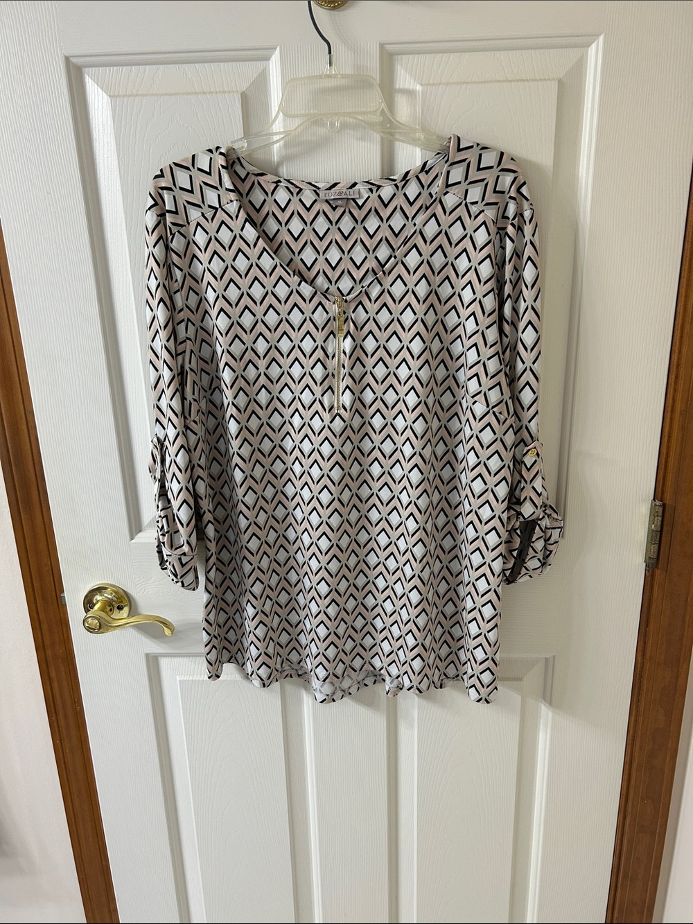 Roz & Ali Black and White Geometric Zip-Front Blouse